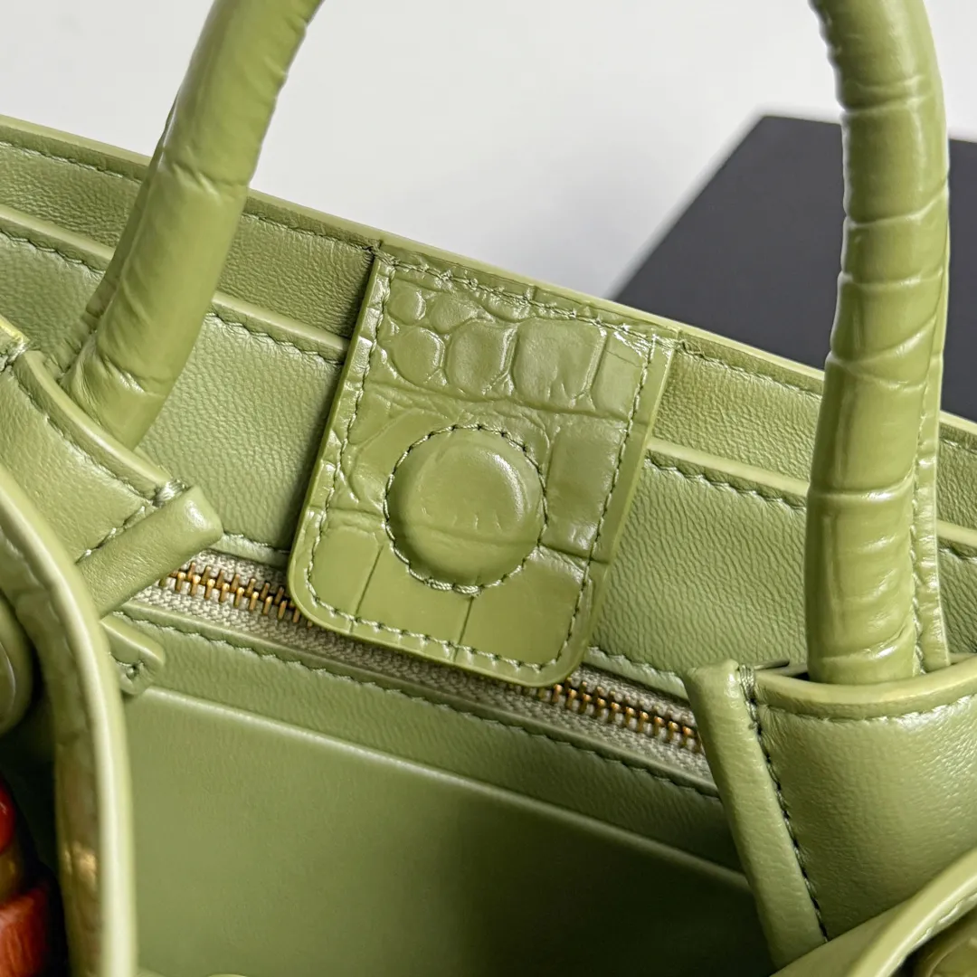 Batch 2880 BOTTEGA VENETA crocodile leather mini andiamo is paired with a four-piece oak hardware set, making the entire bag more layered. As a classic model of the BV family, each innovation brings different surprises to fans. There are three ways to carry it with different makeup. Crocodile skin is called the gold in leather and is famous for its top luxury and rarity. During use, the luster of the crocodile skin will not fade or fade with time. No matter how long it is used, it will still remain new. And because each crocodile skin is different, the effect of each crocodile leather bag is different. Style number: 777614+wood hardware Size: 22*15.5*9cm
